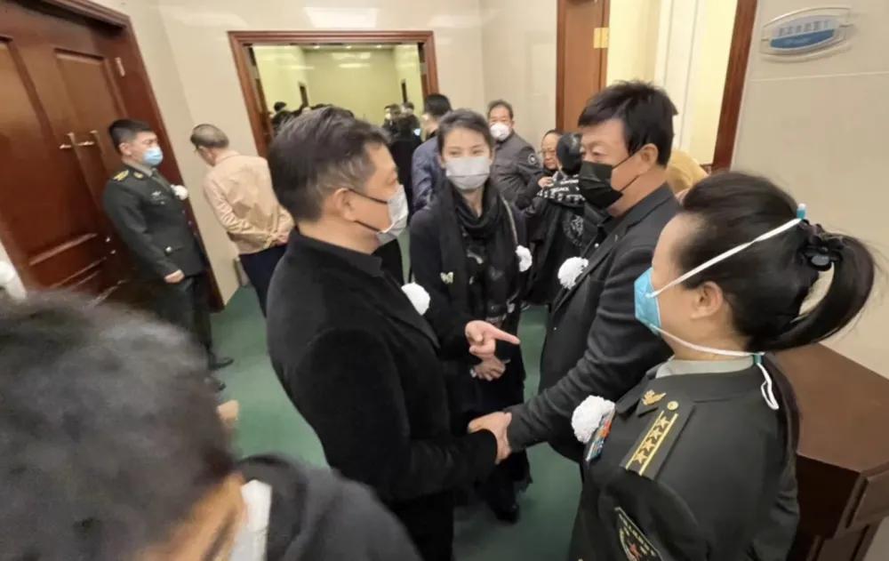 告別儀式合影曝光，李雙江白雪董文華神情嚴(yán)肅，黃宏笑容惹爭議(圖18)