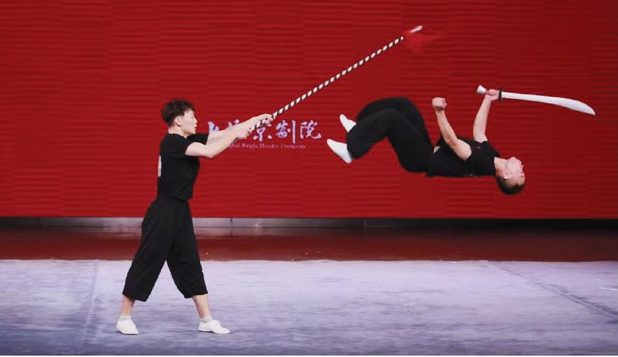 聚光燈旁的綠葉，成就“非一人之戲劇”